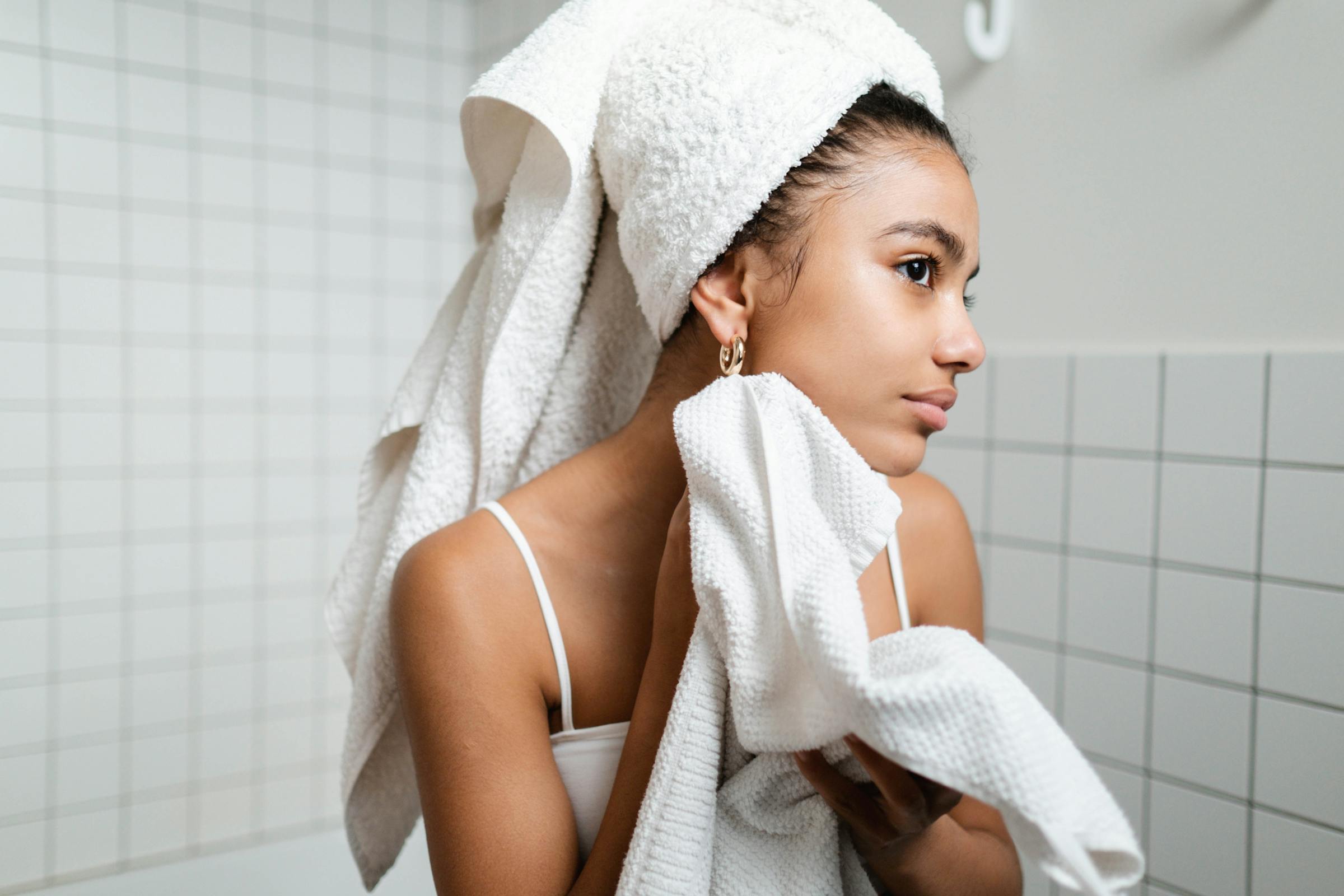 A woman drying herself | Source: Pexels