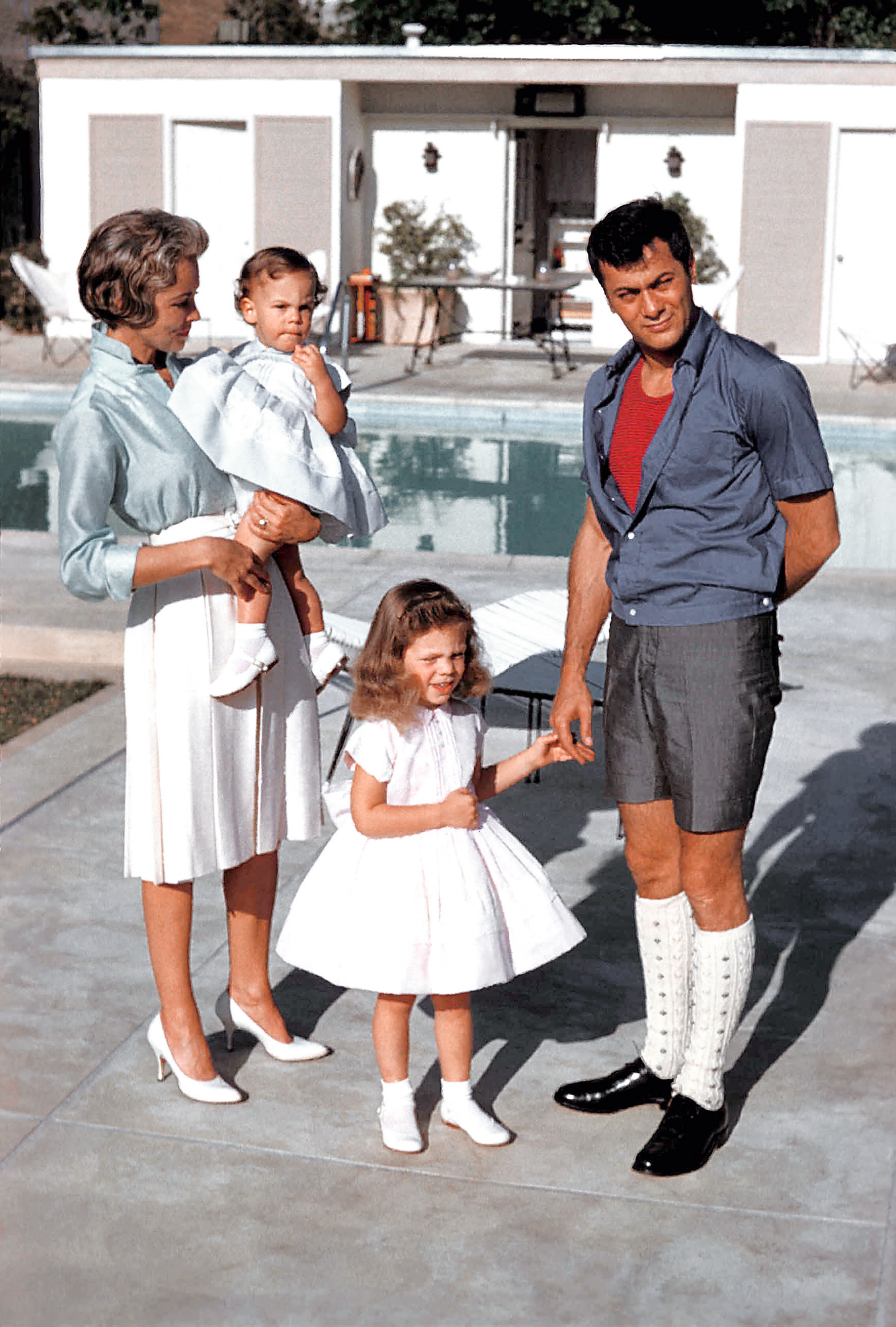 The actress with her parents and sister by the pool at home on April 4, 1960, in Los Angeles, California | Source: Getty Images
