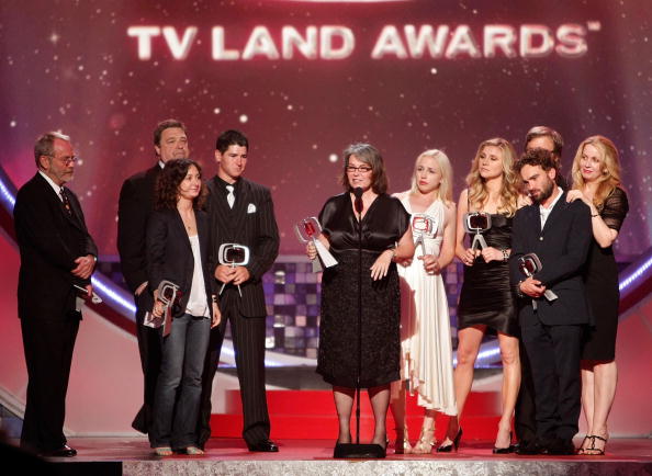 The cast of "Roseanne" accept the Innovation Award at the TV Land Awards in Santa Monica, California on June 8, 2008 | Photo: Getty Images