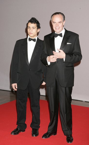 Frédéric Mitterand et son fils Jihed assistent à la remise des prix Nijinsky 2004 à Monaco. | Photo : Getty Images