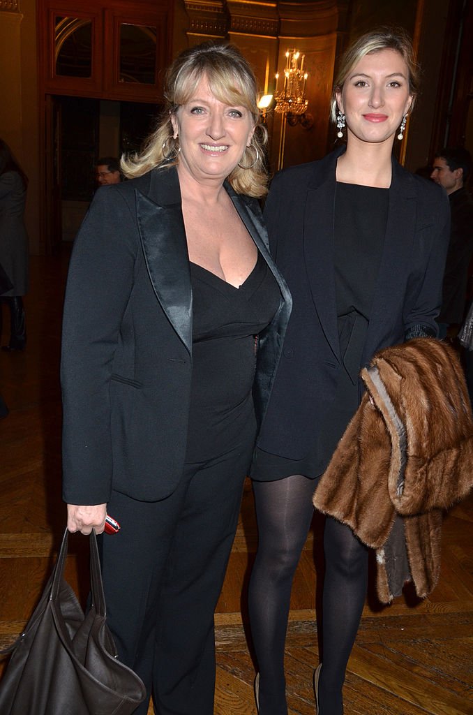 Charlotte de Turckheim et sa fille Clara assistent à la 6ème "Cérémonie des Lumières'' à l'Hôtel de Ville le 14 janvier 2011 à Paris, France. | Photo : Getty Images