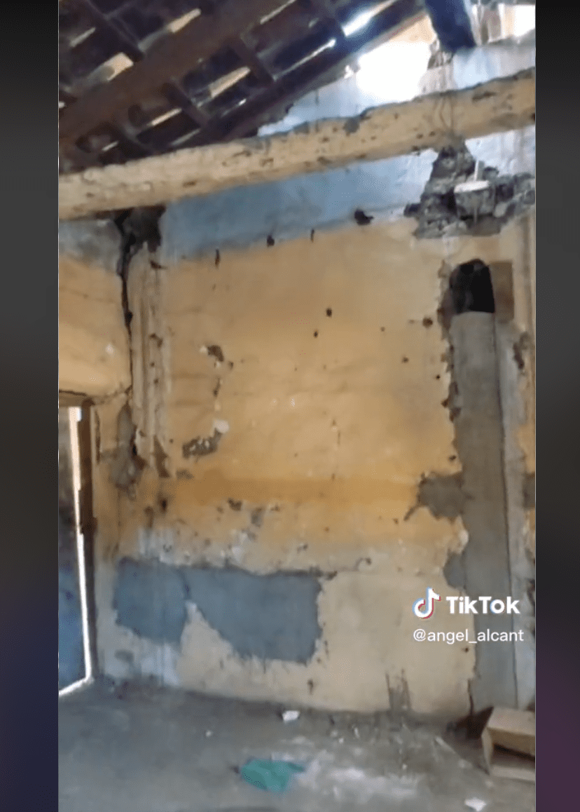 One of the rooms in Angel's dilapidated family home in Mexico | Source: tiktok.com/@angel_alcant