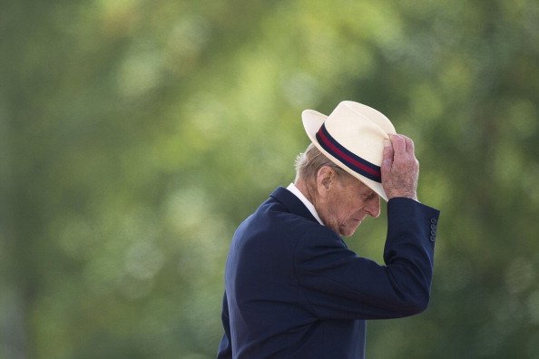 Le prince Philip, duc d'Édimbourg présente des médailles du service opérationnel au 4e bataillon du Royal Regiment of Scotland. | Photo : Getty Images