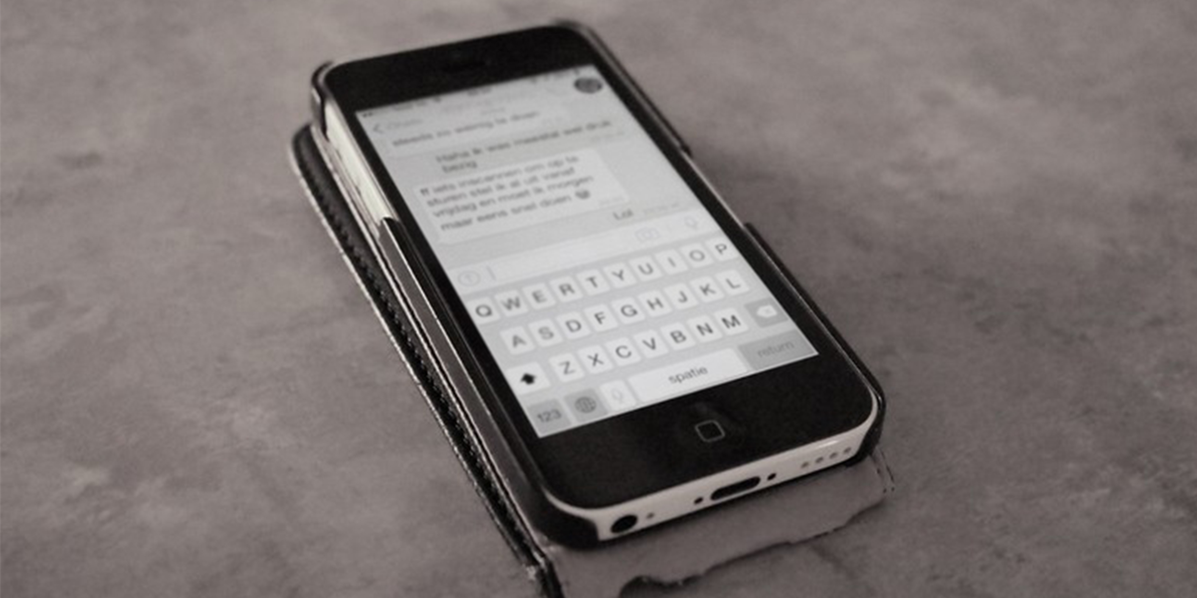 Text messages on a mobile phone | Source: Flickr/StockyPics/Public Domain