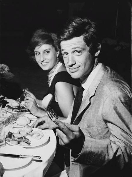 Jean-Paul Belmondo en 1960 durante una cena con una amiga en Roma, Italia. | Foto: Wikimedia Commons