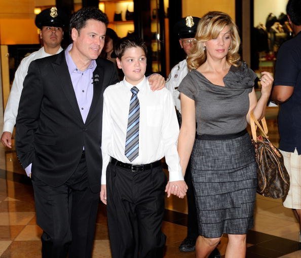Donny Osmond, son Josh Osmond, and wife Debbie Osmond at The Forum Shops at Caesars on October 10, 2010 | Photo: Getty Images