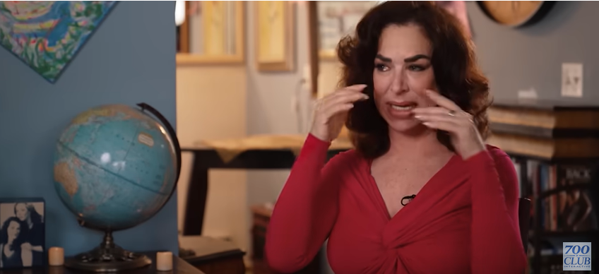 An emotional Claudia Wells describes her difficult childhood | Source: youtube.com/700ClubInteractive