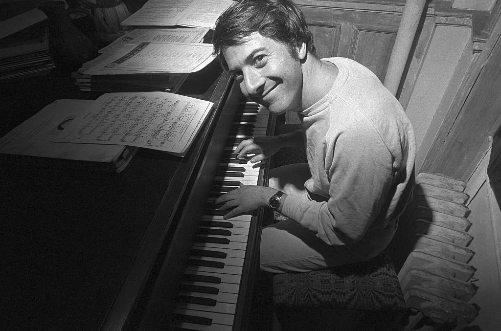 Dustin, who originally wanted to be a pianist, still keeps a piano in his apartment and often takes to the keyboard | Photo: Getty Images