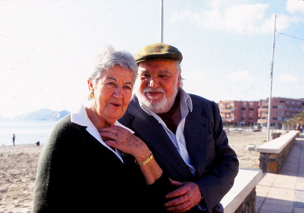 El actor español Francisco Rabal y su esposa, la actriz española Asunción Balaguer, en Águilas, el 3 de enero de 2000, Águilas, Murcia, España. | Foto: Getty Images