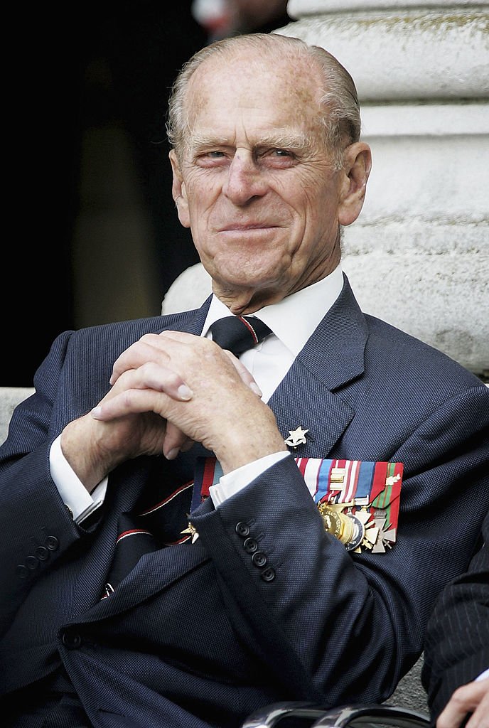 Le duc d'Édimbourg regarde le groupe Gurka défiler alors que les anciens combattants de la Seconde Guerre mondiale se rassemblent pour commémorer le 60e anniversaire de la Journée VJ. | Photo : Getty Images