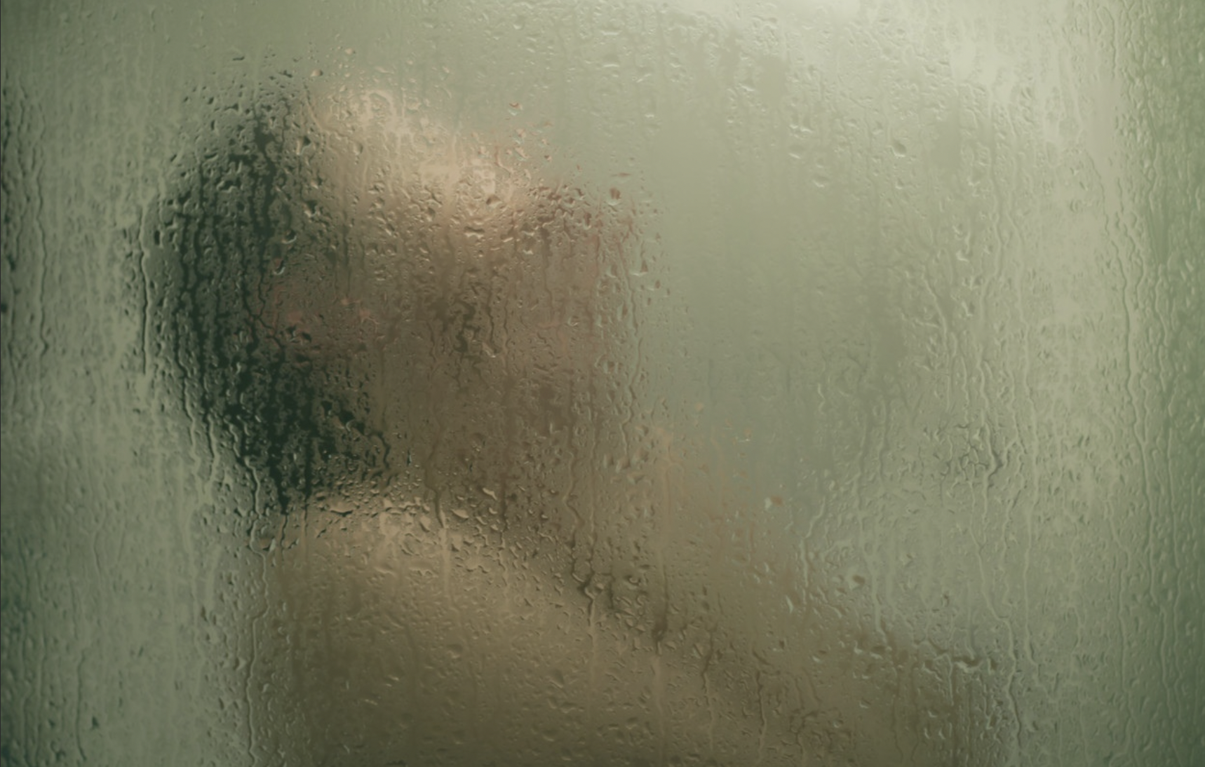 Woman in shower | Source: Flickr