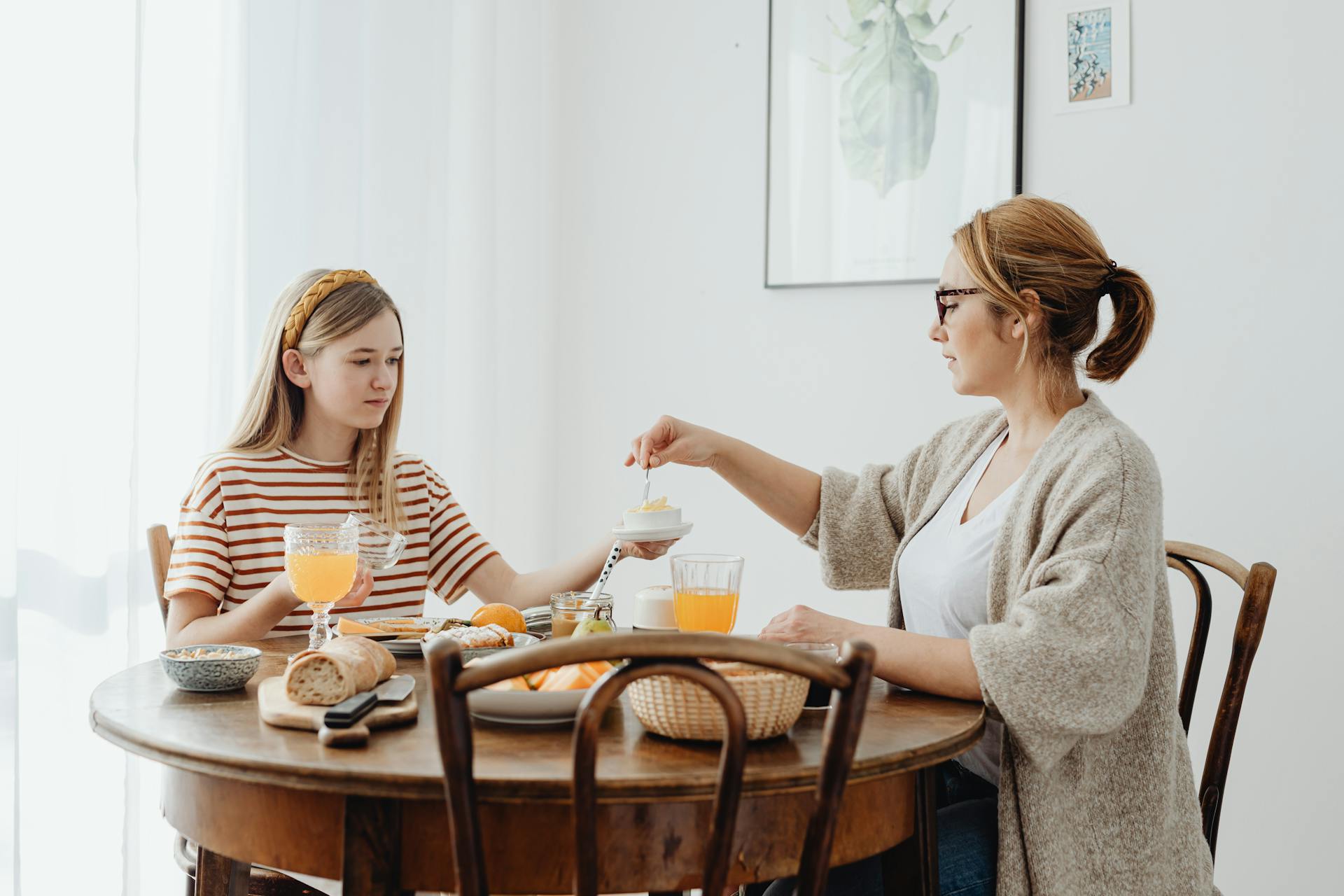 A woman and her young daughter having breakfast at home | Source: Pexels