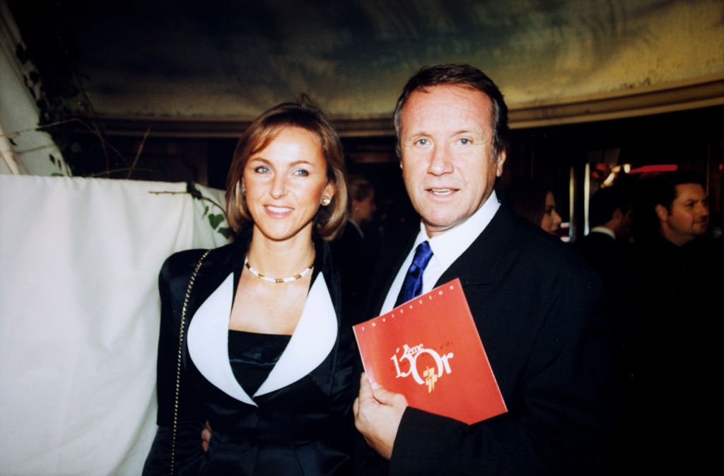 Yves Rénier et son épouse lors d'une soirée le 2 octobre 1999 à Paris, France. | Photo : Getty Images