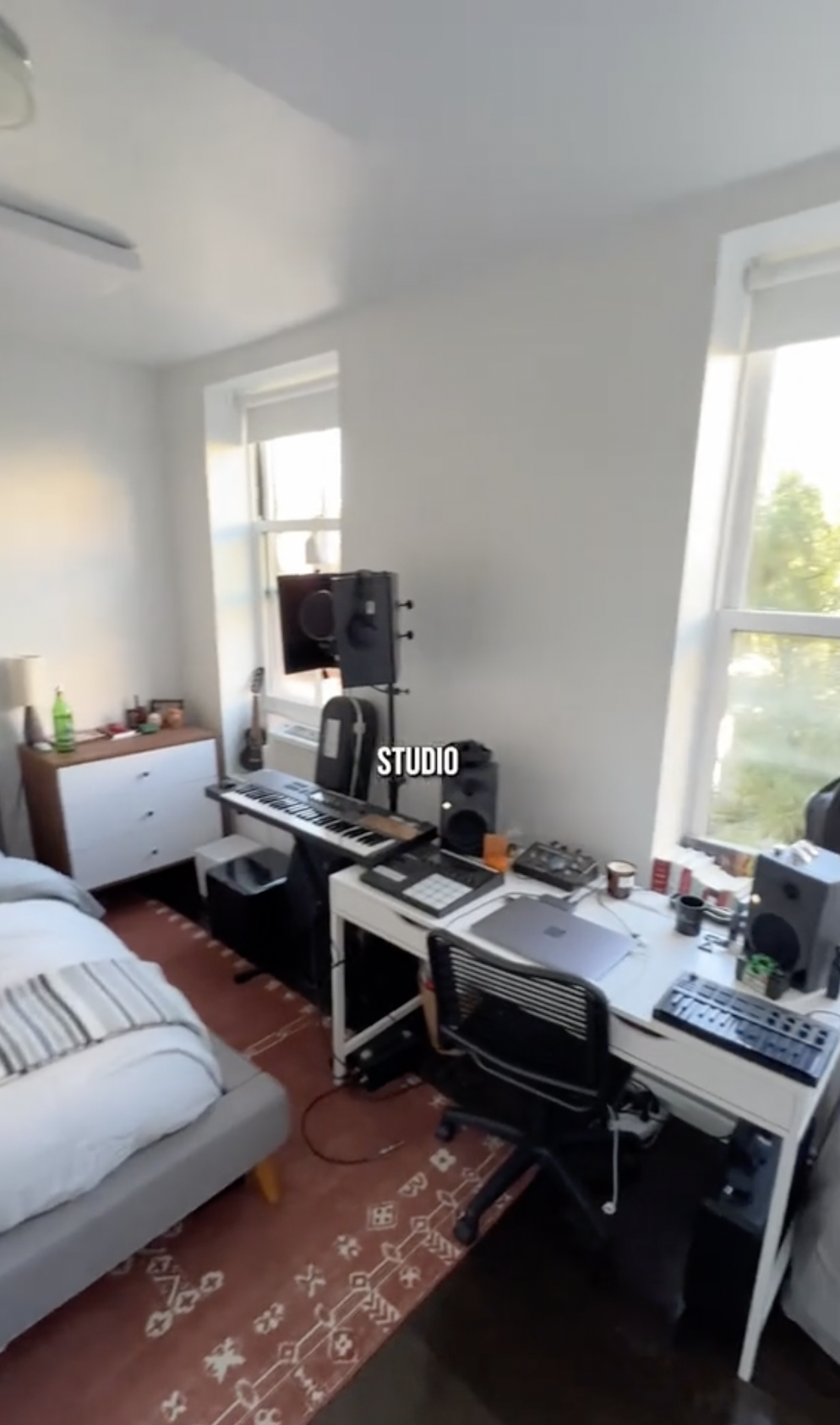 A photo of Deacon Phillippe's mini studio in his bedroom inside his apartment in West Village, New York posted on November 15, 2023 | Source: TikTok/calebwsimpson