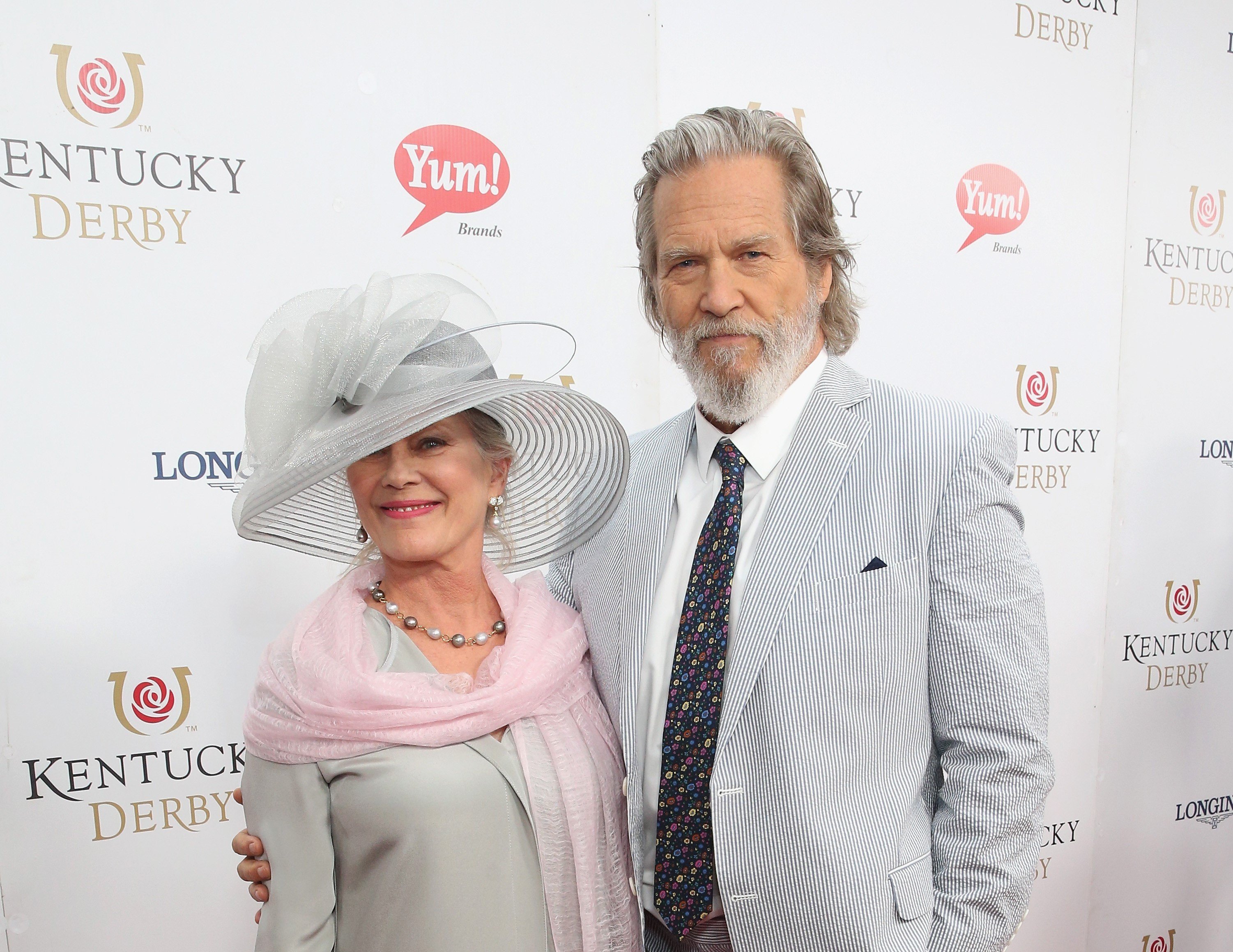 Jeff Bridges y Susan Geston en el Derby de Kentucky en Churchill Downs, el 6 de mayo de 2017 en Louisville, Kentucky. | Foto: Getty Images Jeff Bridges y Susan Geston en el Derby de Kentucky en Churchill Downs, el 6 de mayo de 2017 en Louisville, Kentucky. | Foto: Getty Images