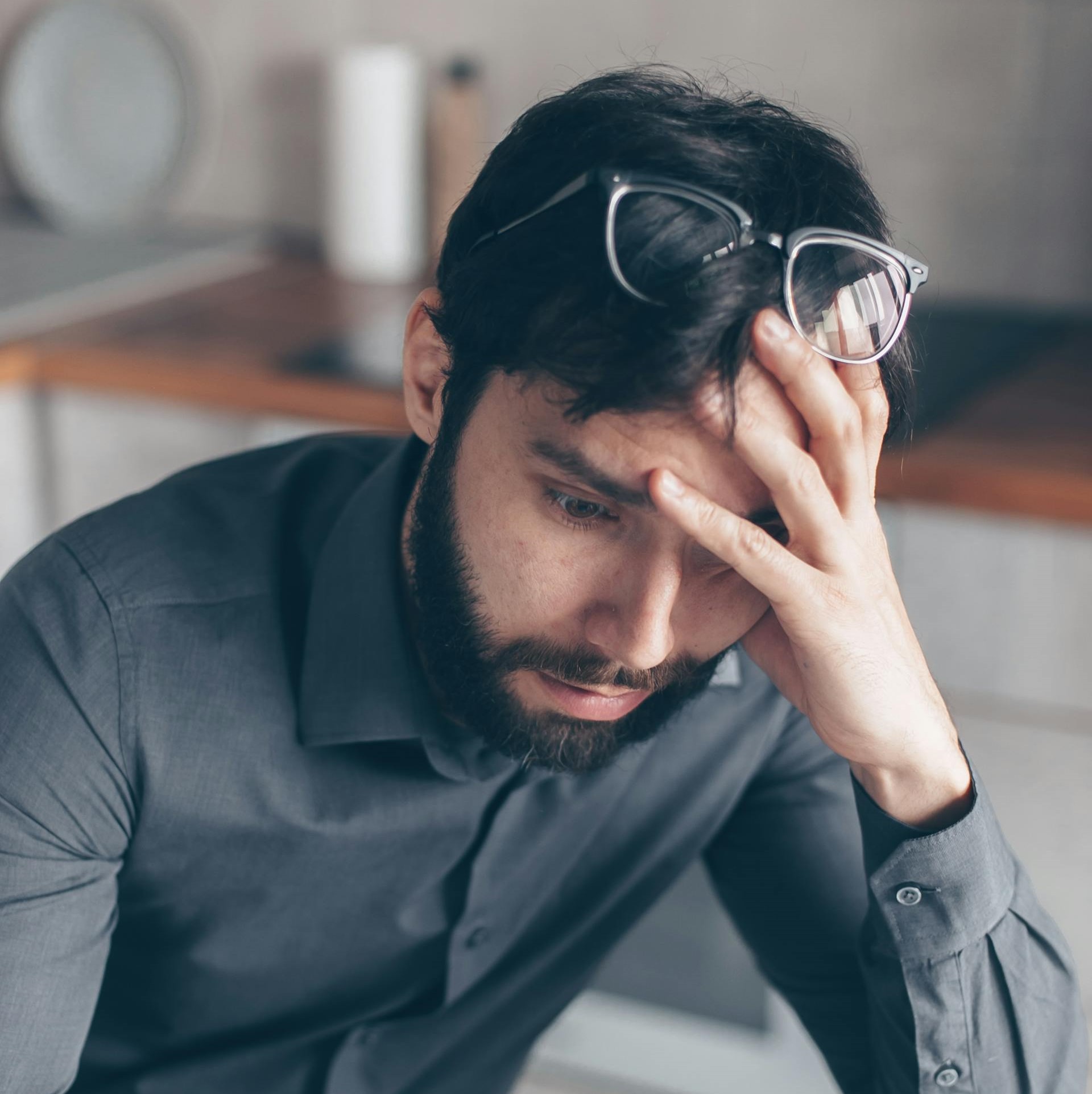 A startled man holding his head | Source: Pexels