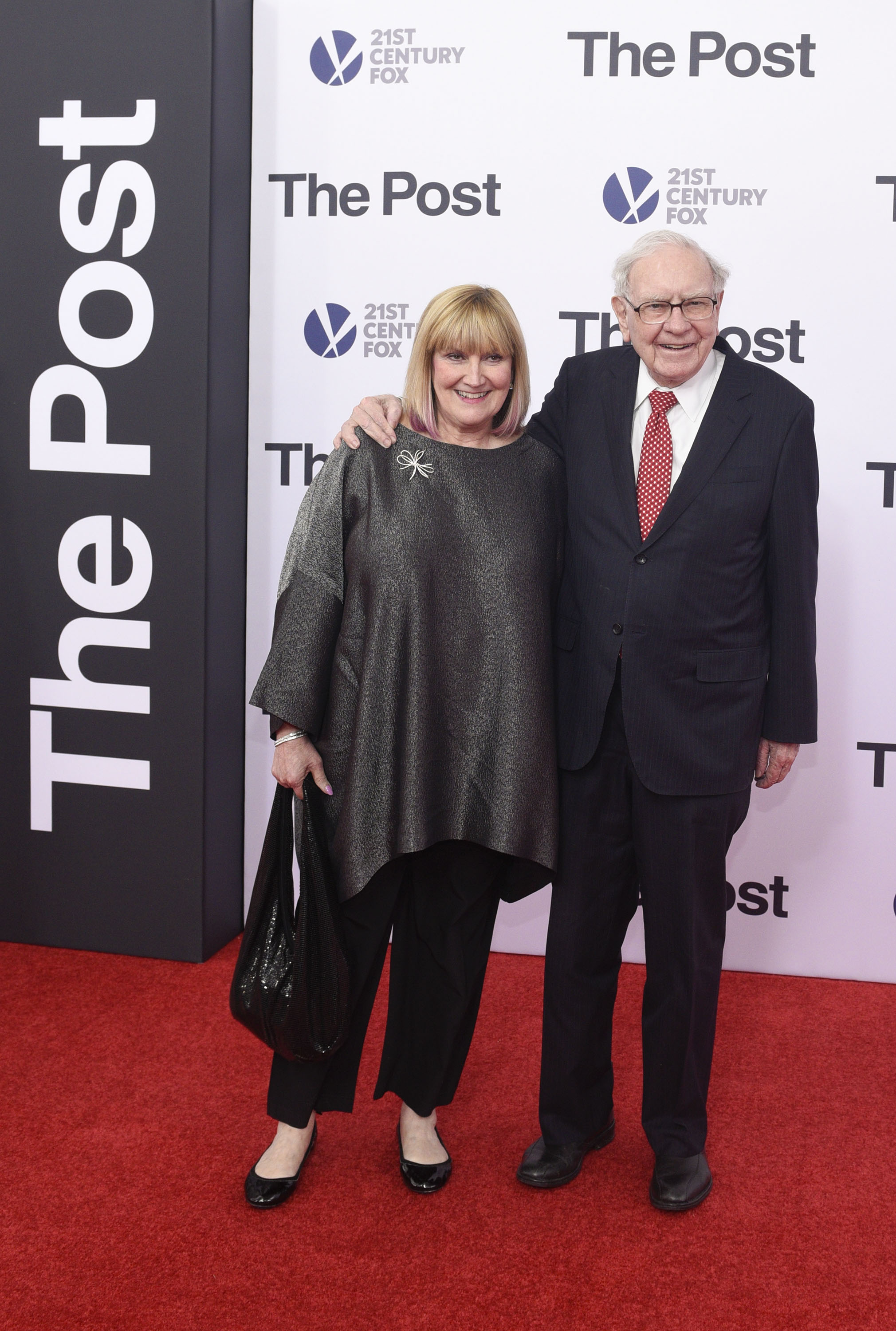 Susie and Warren Buffett arrive at "The Post" premiere at The Newseum in Washington, D.C., on December 14, 2017. | Source: Getty Images