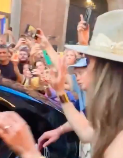 Jennifer Lopez waves to the crowd during her honeymoon in Italy, as seen in a video posted on August 26, 2022 | Source: YouTube/x17online