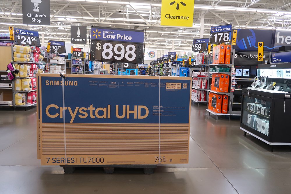 Sección de electrónicos en un supermercado Walmart. | Foto: Shutterstock