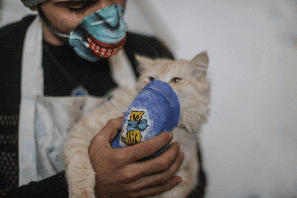 Un artiste de Gaza porte un masque pour sensibiliser au nouveau coronavirus (Covid-19) qui se propage, le 25 mars 2020. | Photo : Getty Images