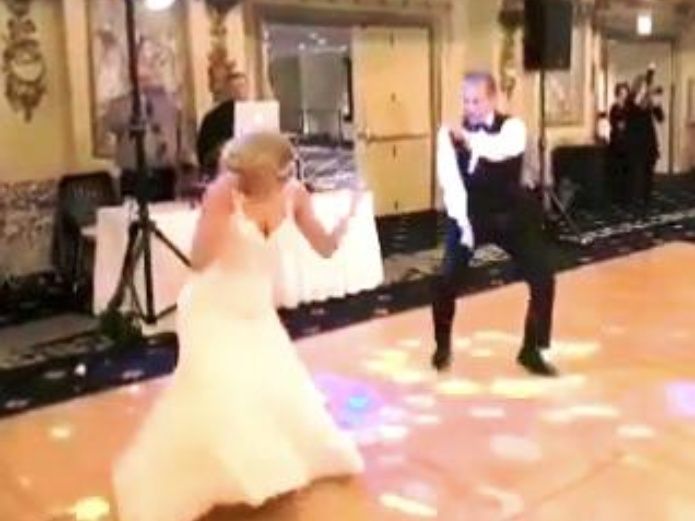 Vater und Tochter tanzen auf Hochzeit | Quelle: Instagram/weddinggrid