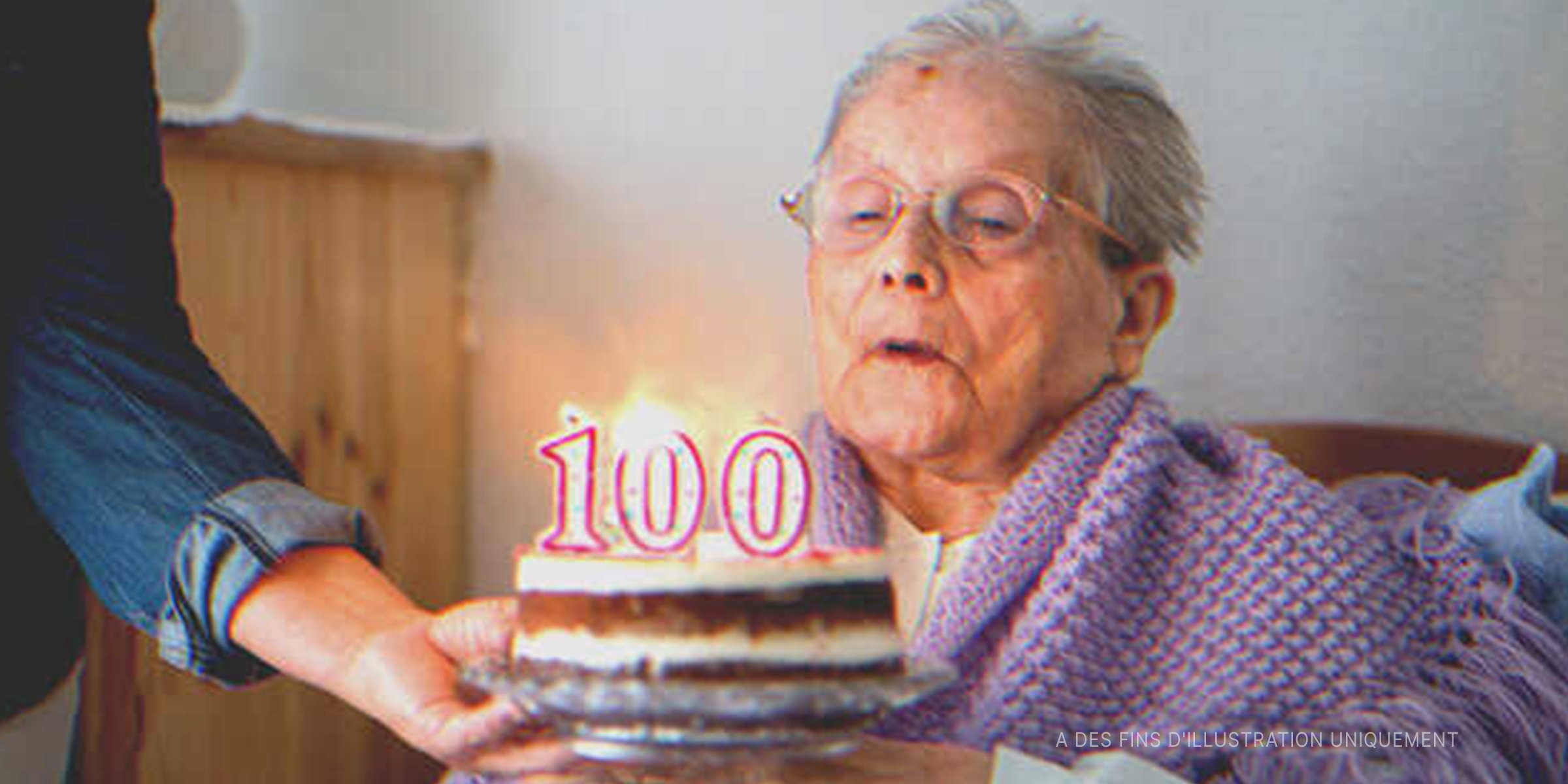 Une grand-mère qui souffle sur ses bougies d'anniversaire. І Source : Getty Images