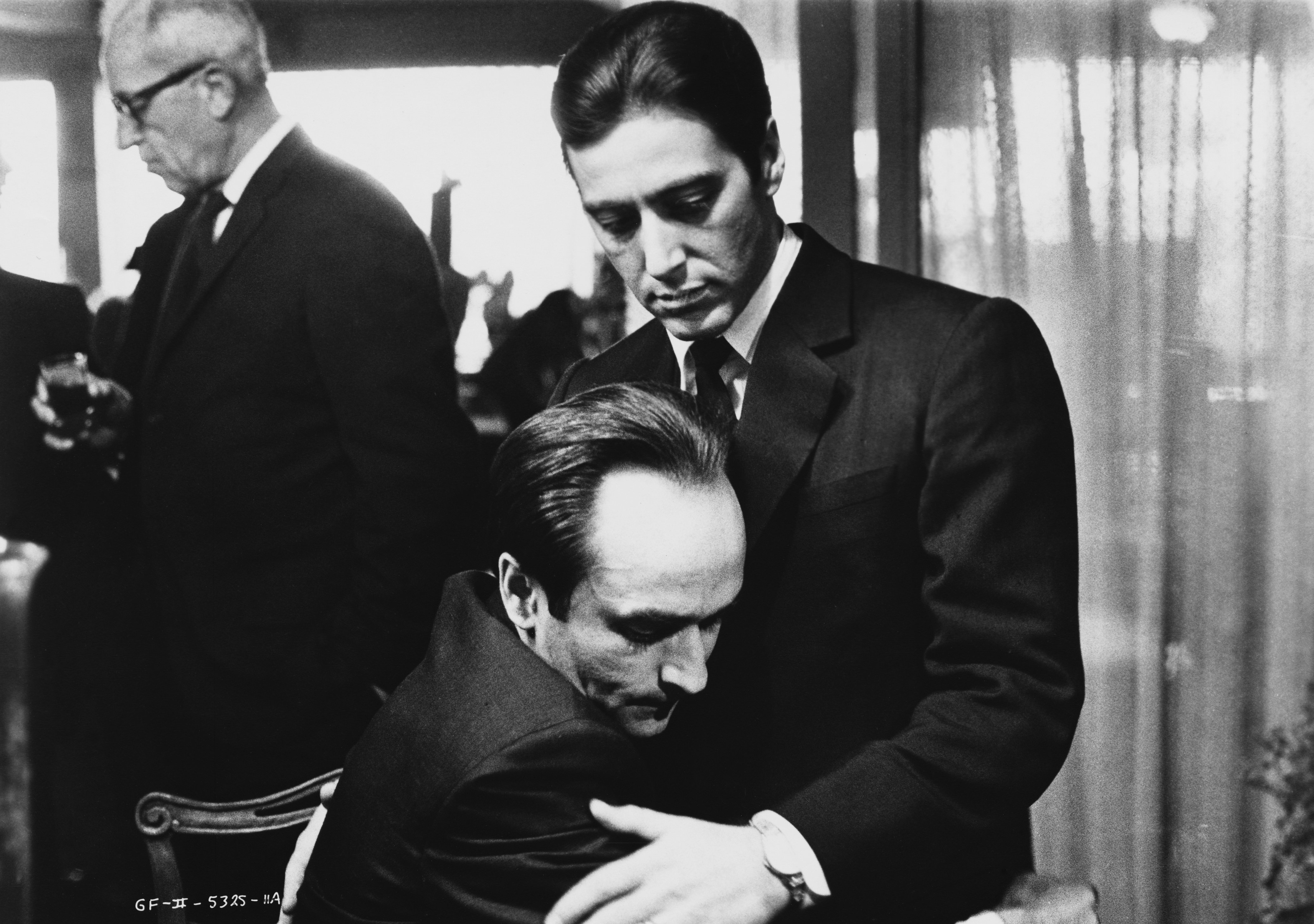 Frederico "Fredo" Corleone (John Cazale) hält seinen Bruder Michael Corleone (Al Pacino) bei einer Familienbeerdigung in "Der Pate: Teil II" | Quelle: Getty Images