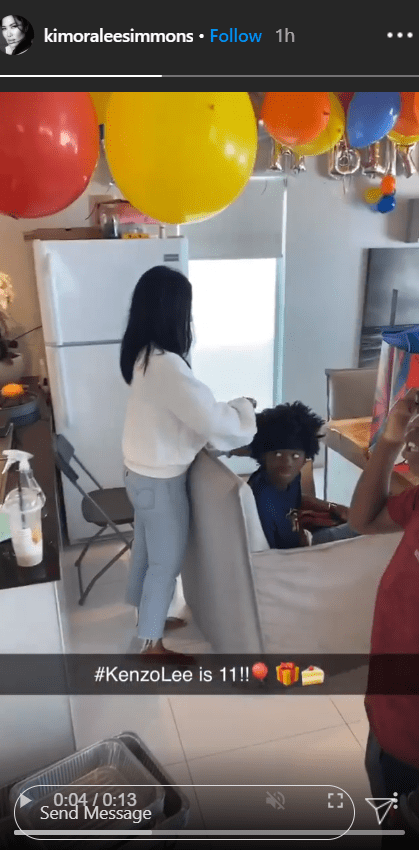 Kimora Lee's daughter plaiting the hair of her brother Kenzo | Photo: Instagram/kimoraleesimmons
