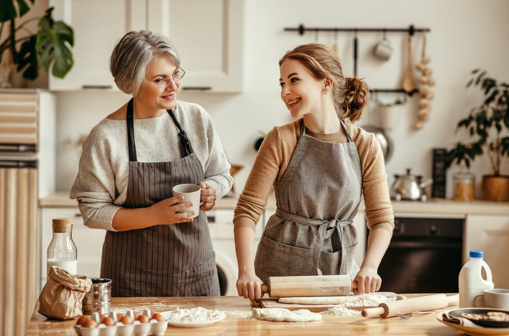 Suegra y nuera hornean galletas juntas. | Foto: Shutterstock Suegra y nuera hornean galletas juntas. | Foto: Shutterstock