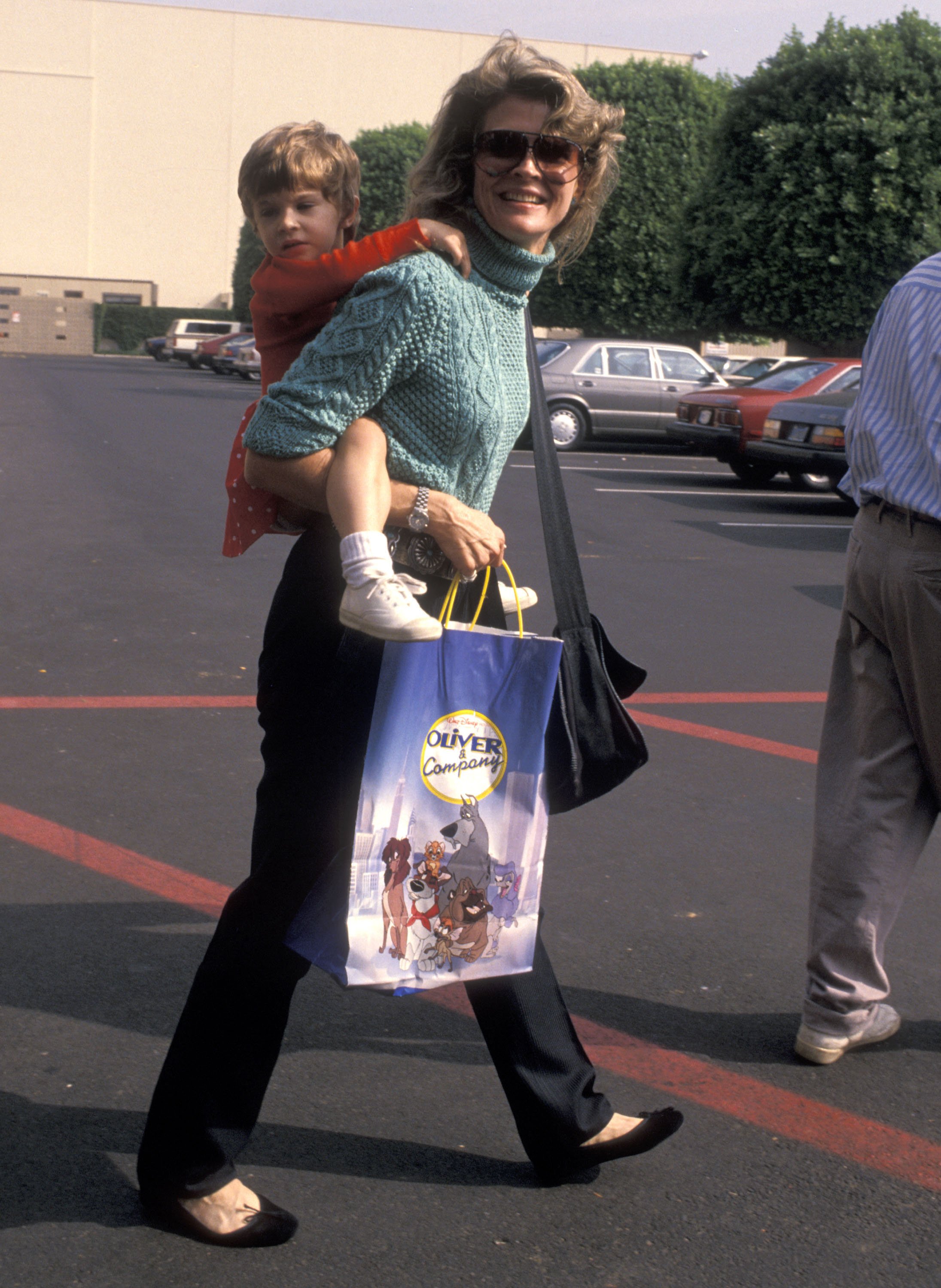 Candice Bergen and her daughter Chloe Malle in California 1988 | Source: Getty Images 