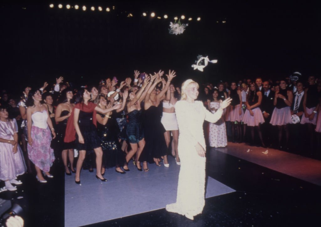 Claudia Villafañe lanza su ramo en su boda con Diego Maradona en el Estadio Luna Park, el 7 de noviembre de 1989 en Buenos Aires, Argentina. | Foto: Getty Images