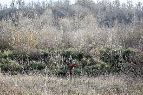 Un gendarme parle au téléphone lors des recherches organisées pour Delphine Jubillar. |Photo : Getty Images