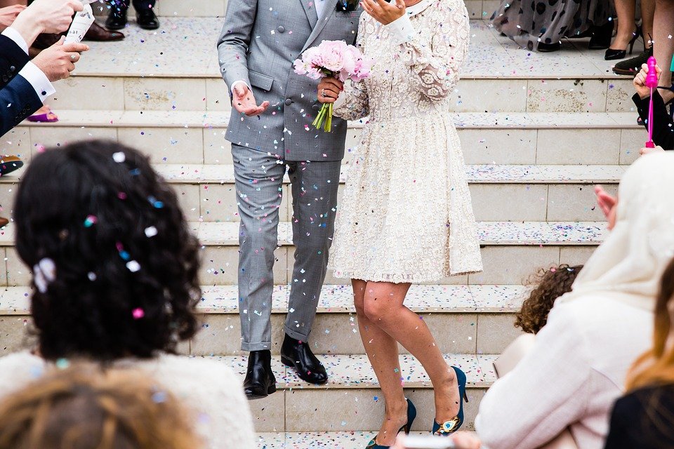 Pareja de recién casados celebrando en una escalera. | Foto: Pixabay