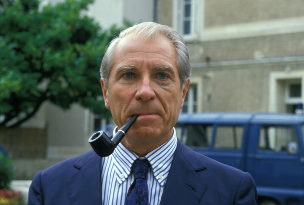 Jean Poiret lors du tournage du téléfilm 'L'Escargot noir' de Claude Chabrol, 1er épisode de la serie télévisée ‘’Les Dossiers secrets de l'inspecteur Lavardin'’ le 3 août 1987 en France. | Photo : Getty Images Jean Poiret lors du tournage du téléfilm 'L'Escargot noir' de Claude Chabrol, 1er épisode de la serie télévisée ‘’Les Dossiers secrets de l'inspecteur Lavardin'’ le 3 août 1987 en France. | Photo : Getty Images