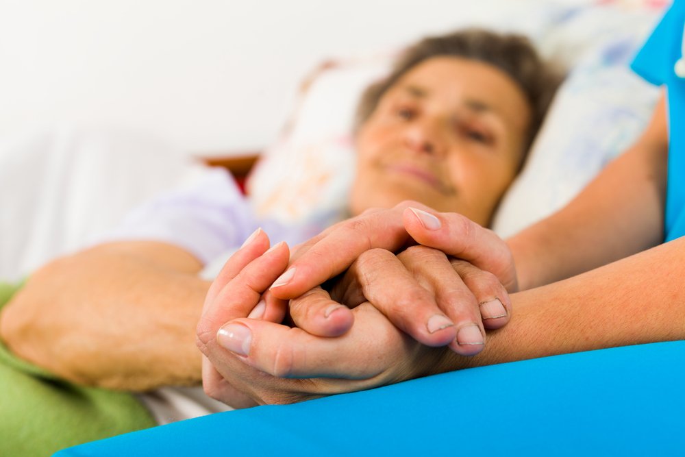 Enfermera tomando la mano de una anciana. I Foto: Getty Images
