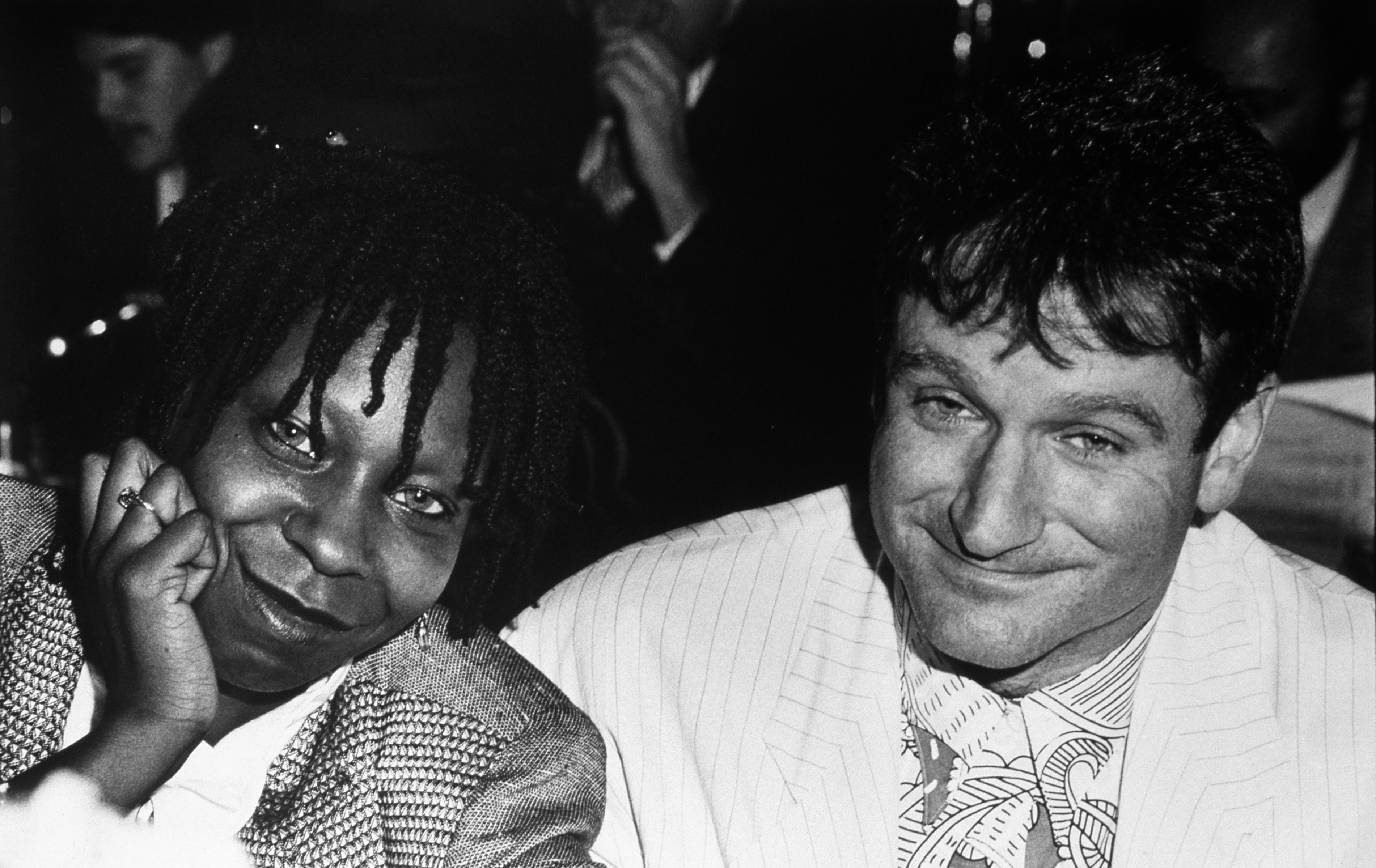 Whoopee Goldberg and Robin Williams at a charity event for Children of the Night in 1994 in Los Angeles, California. | Source: Getty Images