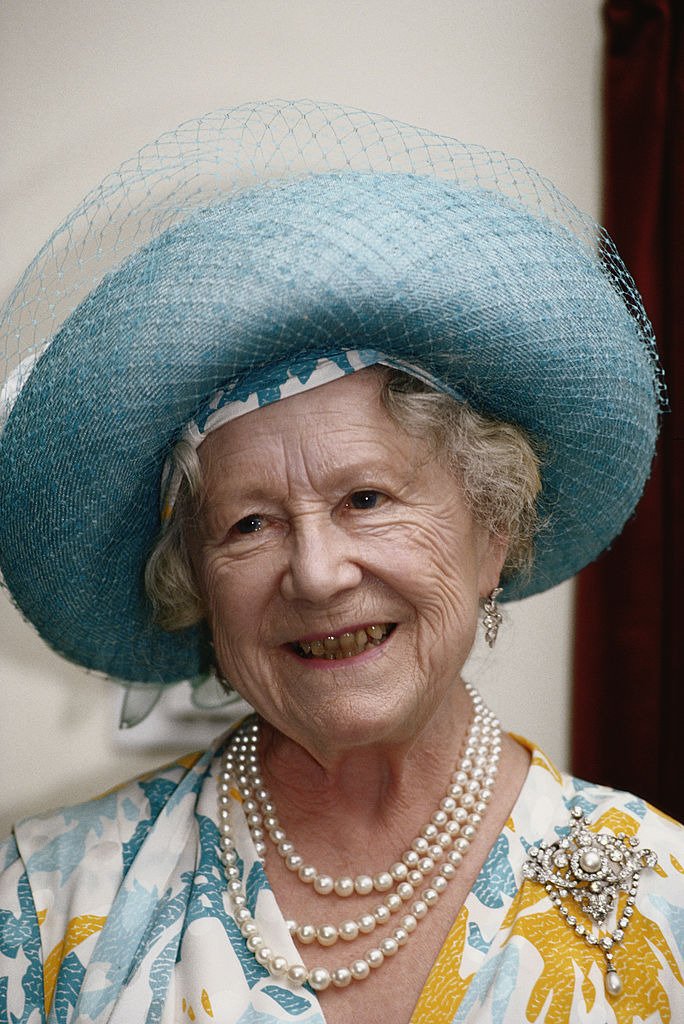 La Reine Mère (1900 - 2002) en visite au Ronald Gibson House, une maison de retraite à Tooting, Londres, Angleterre, Grande-Bretagne, le 2 juin 1992 | Photo : Getty Images