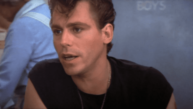 Jeff Conaway als Kenickie in "Grease" 1978 | Quelle: YouTube/Movieclips Classic-Trailer