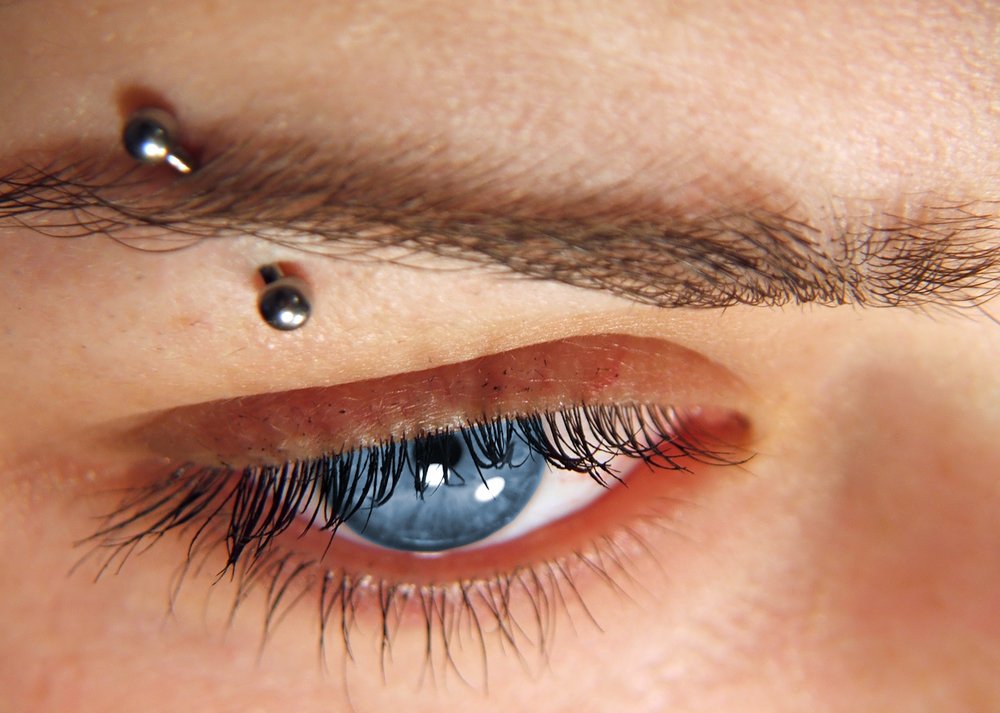 Joven con piercings. | Foto: Shutterstock
