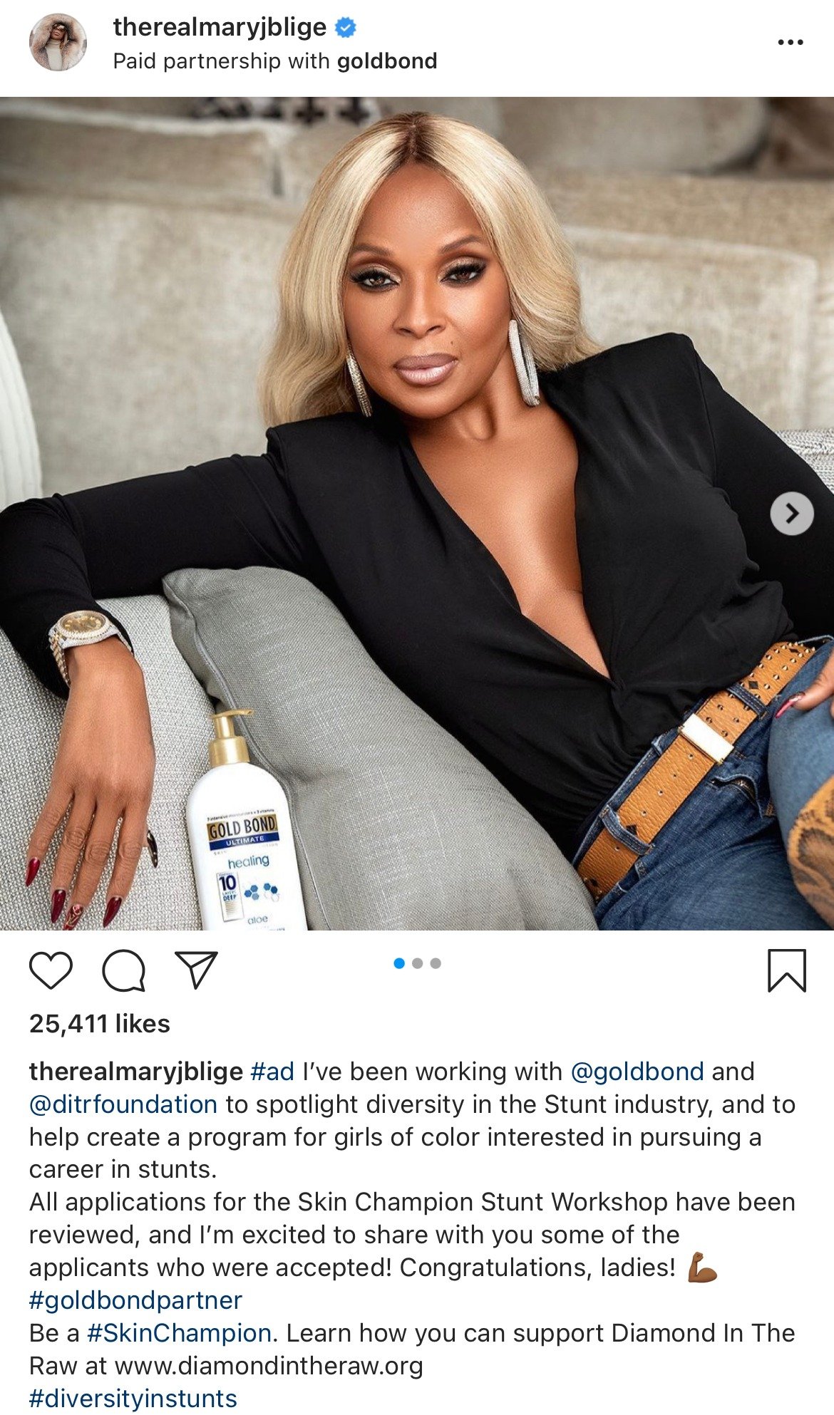 Mary J. Blige looking divine and youthful in her black top and eye-catching accessories. | Photo: instagram.com/therealmaryjblige