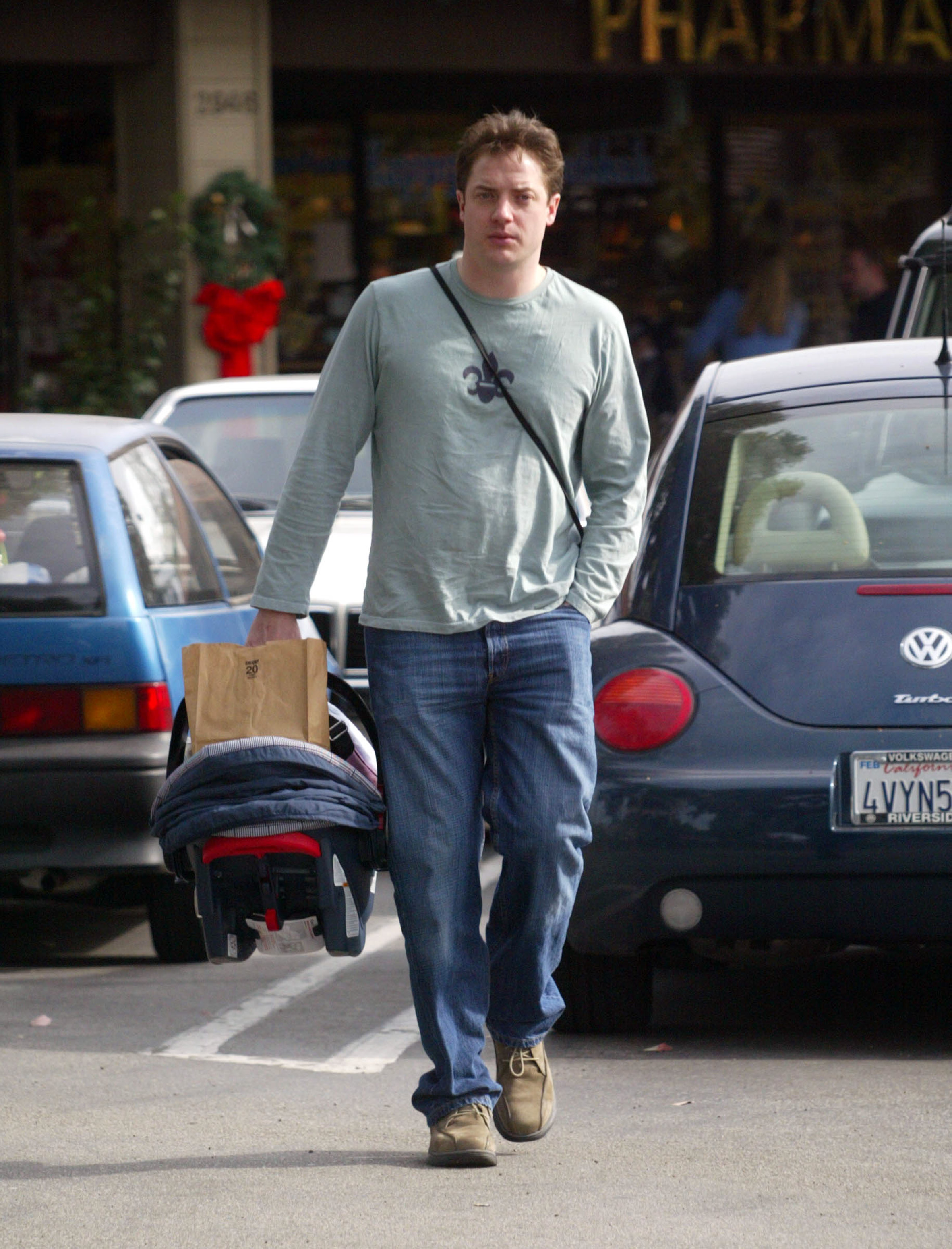 Brendan Fraser seen holding a baby car seat on December 28, 2002, in Los Angeles, California | Source: Getty Images