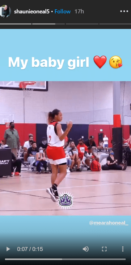 Another clip of Me'arah O'Neal playing basketball on her mom's Instagram story | Photo: Instagram/shaunieoneal5