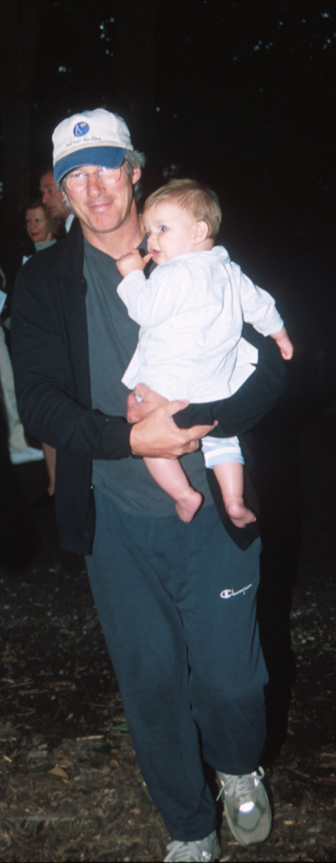 Richard Gere mit seinem kleinen Sohn Homer James Jigme Gere auf der 7. jährlichen Sommergala des Watermill Center am 19. August 2000 in Watermill, New York ┃Quelle: Getty Images