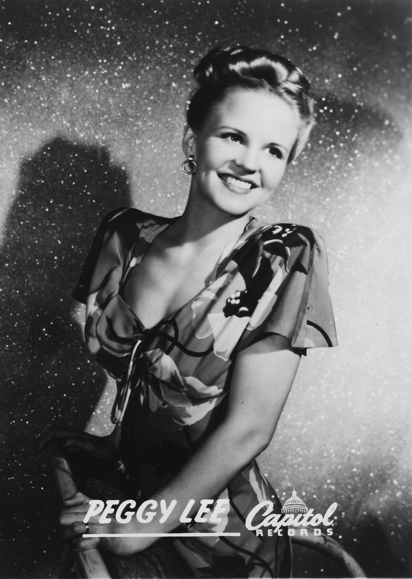 Peggy Lee poses for a studio portrait in 1944 | Photo: Getty Images