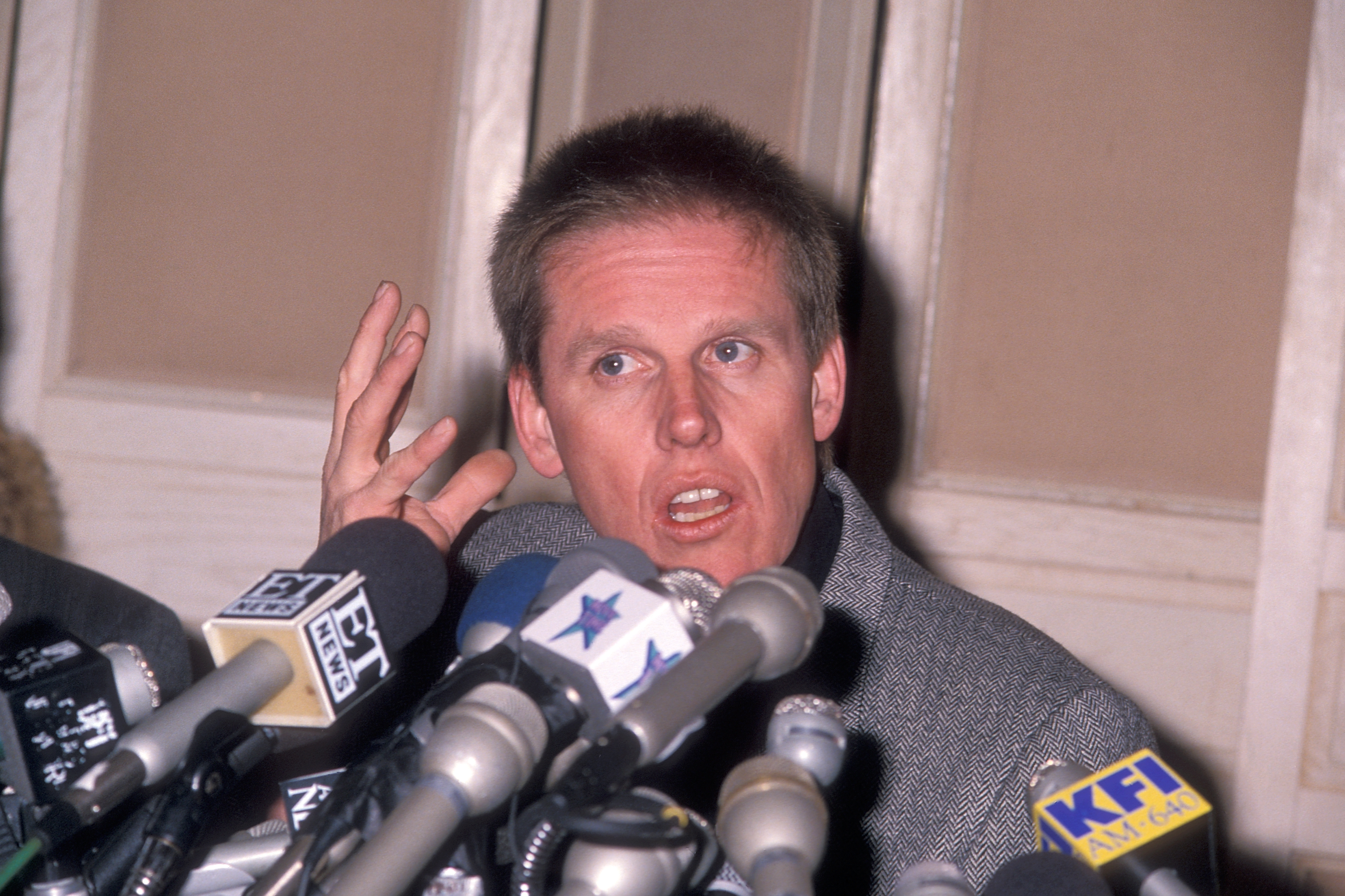 Gary Busey speaks to the press about his near fatal motorcycle accident on December 4, 1988, on March 1, 1989 at the Beverly Hills Hotel in Beverly Hills, California. | Source: Getty Images