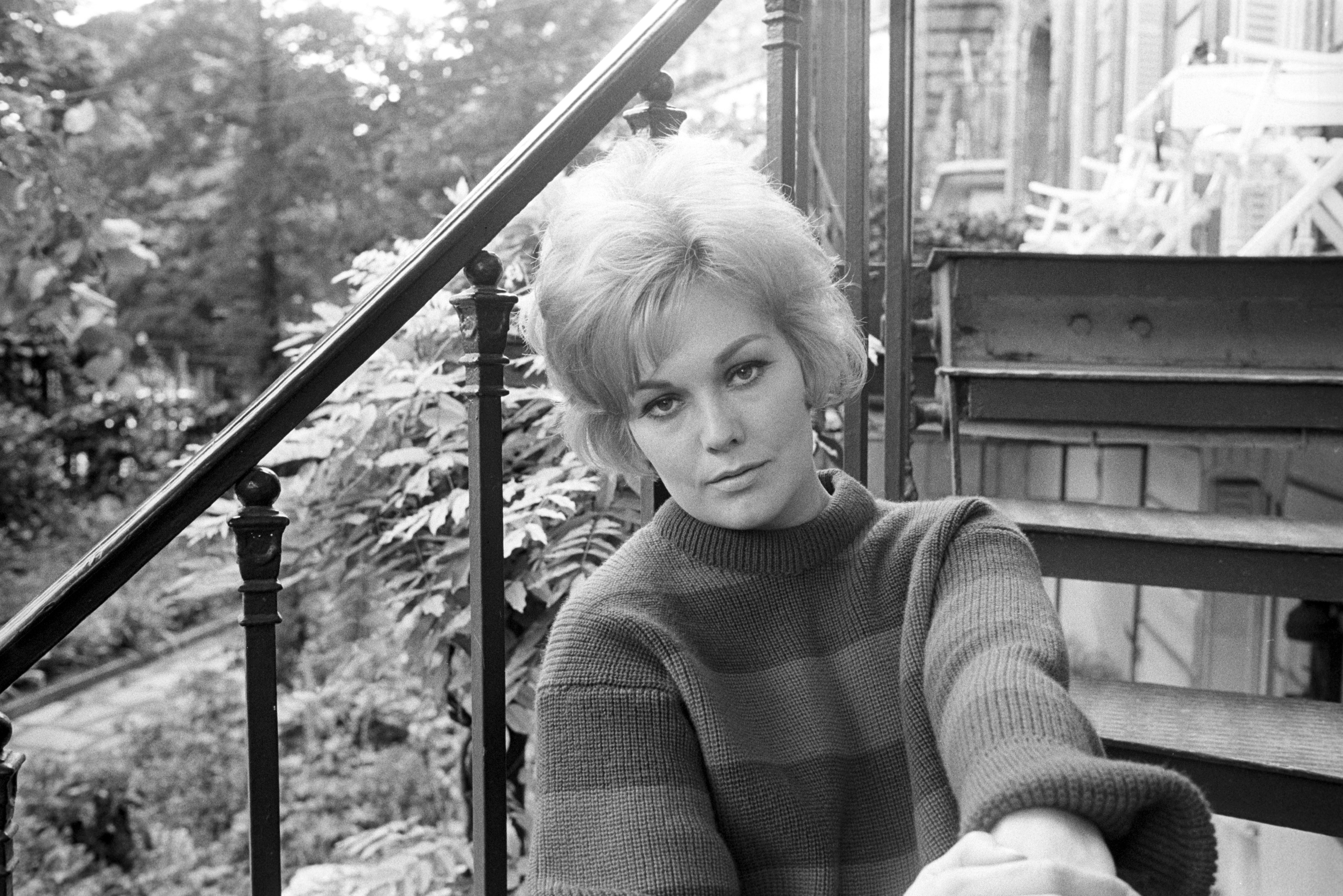 Kim Novak posing on a staircase at her house on September 28, 1965 in Paris ┃Source: Getty Images