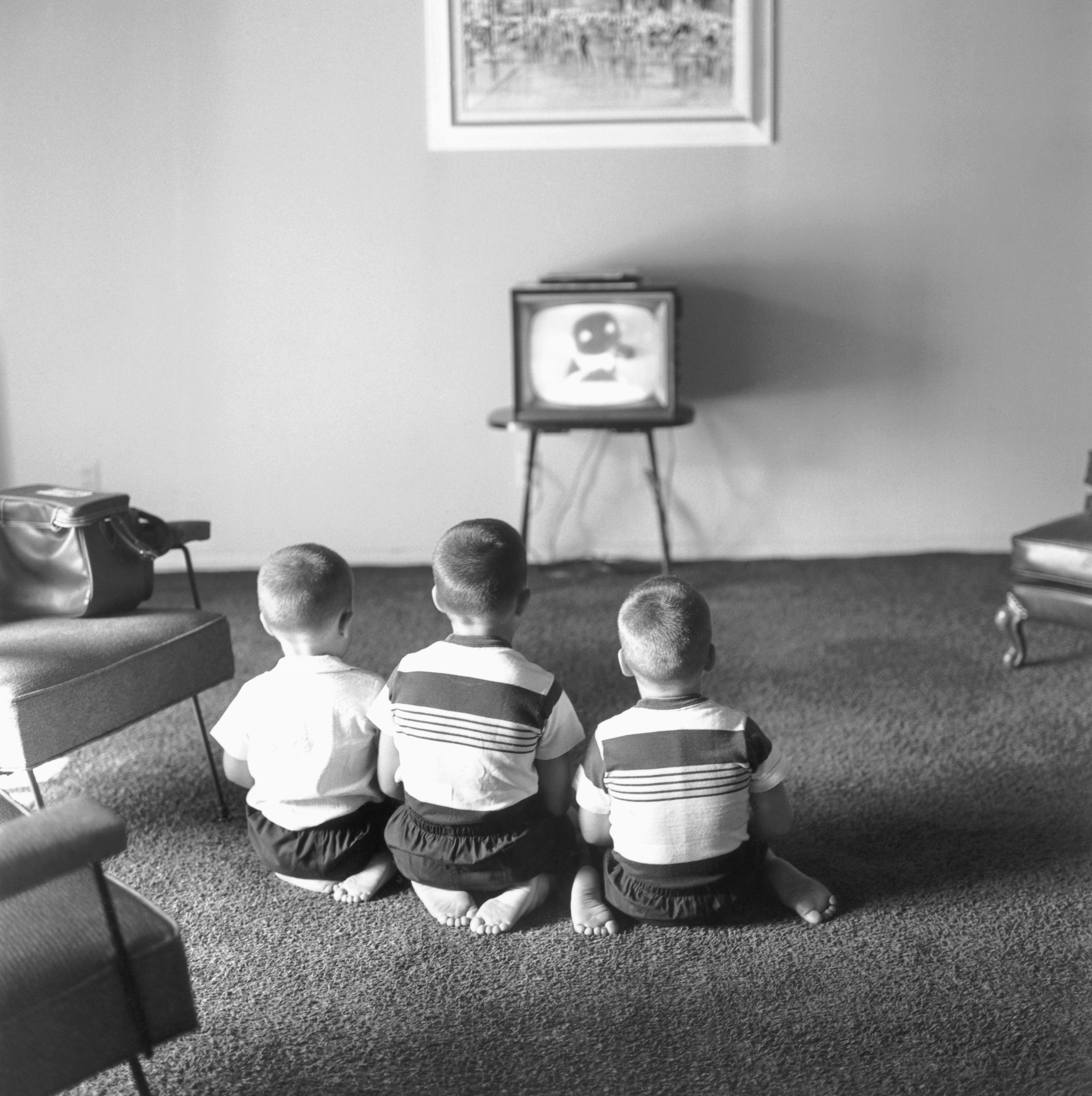 Johnny Carson's sons watching TV at home on July 5, 1955. | Source: Getty Images