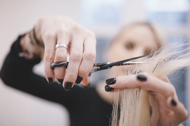 Estilista cortando cabello. l Foto: Freepik