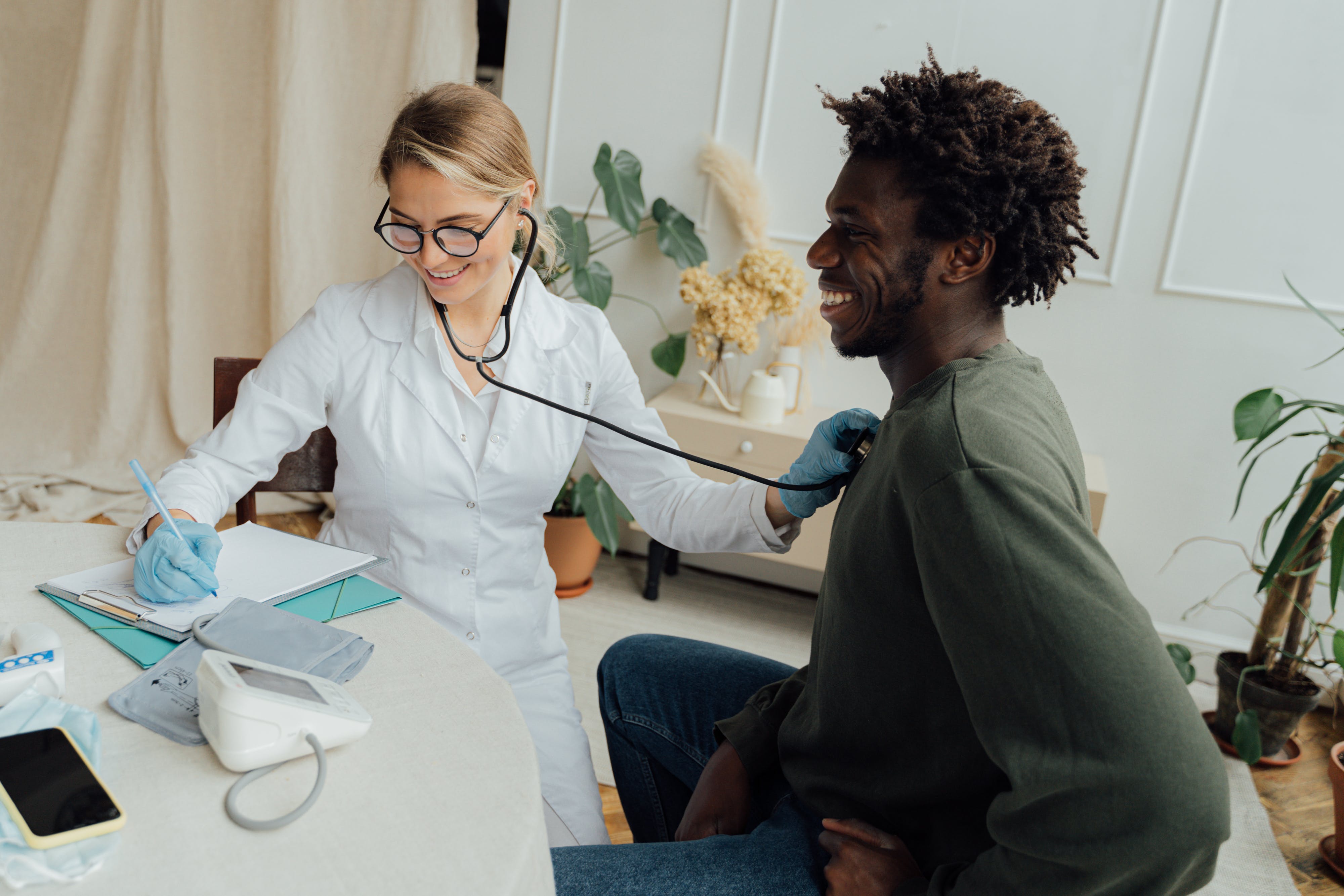 A doctor interacting with a patient. | Source: Pexels