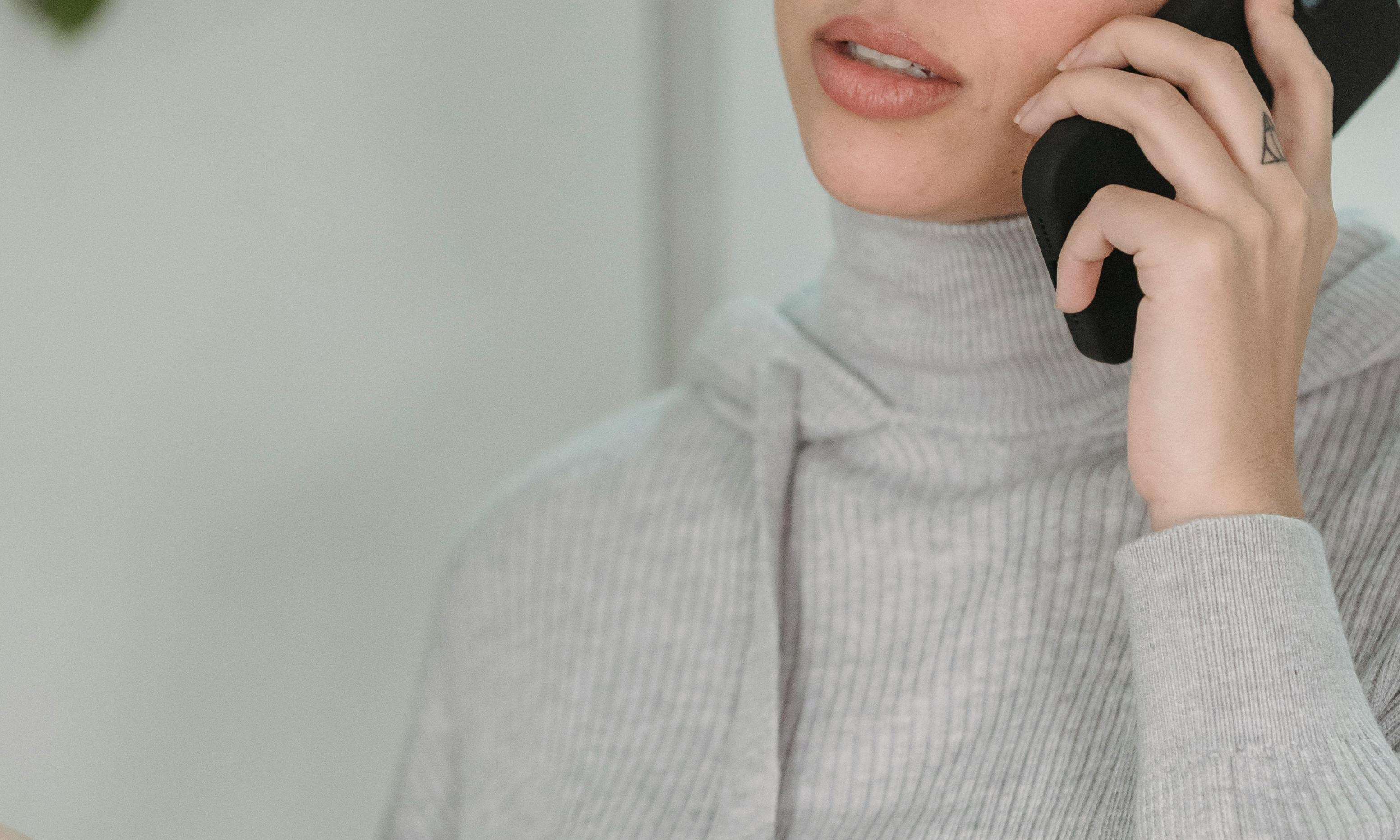 A woman making a phone call | Source: Pexels